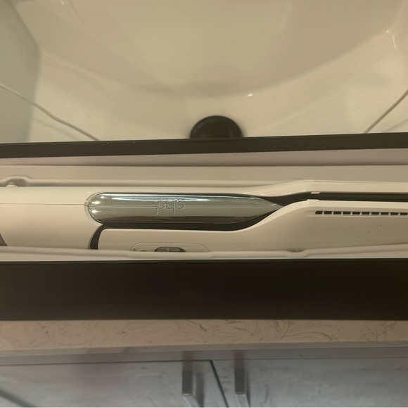 ghd Duet Style | 2-in-1 Flat Iron Hair Straightener + Hair Dryer, Hot Air Styler - Picture 4 of 5